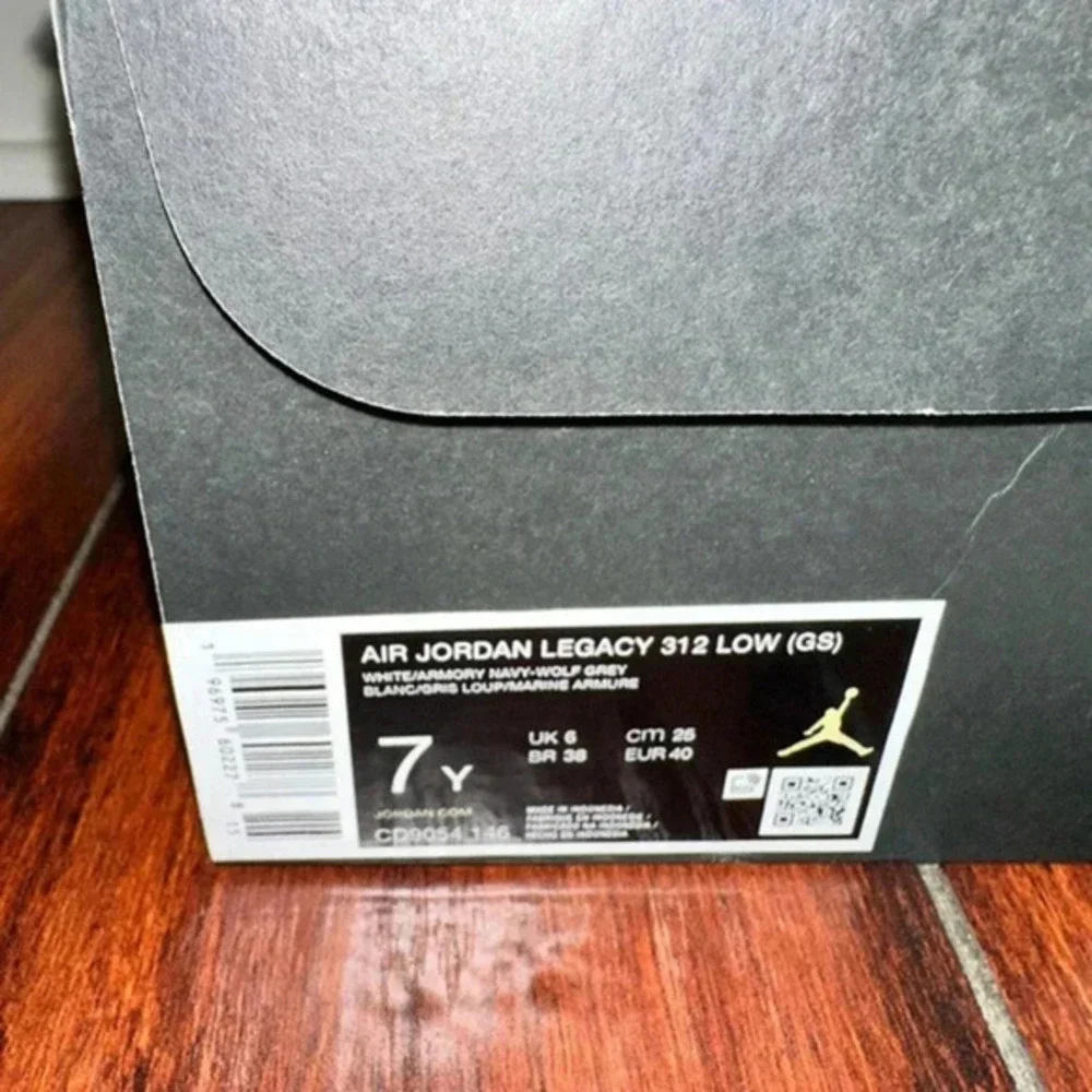 New Jordan Legacy 312 Low big kids basketball shoes white,‎ blue, red Size 7